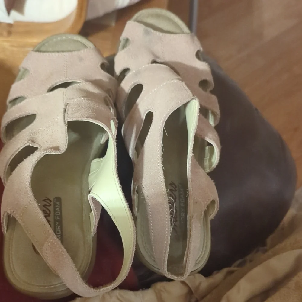 Skechers Suede Beige Strappy Sandals. Super comfortable. Velcro Closure.